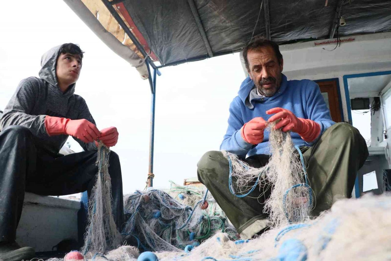 Balıkçıların zorlu ağ mücadelesi