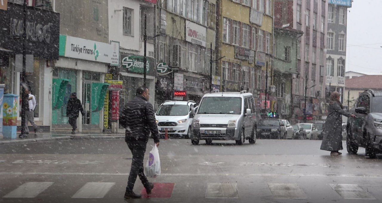 Aksaray’a mevsimin ilk karı yağdı
