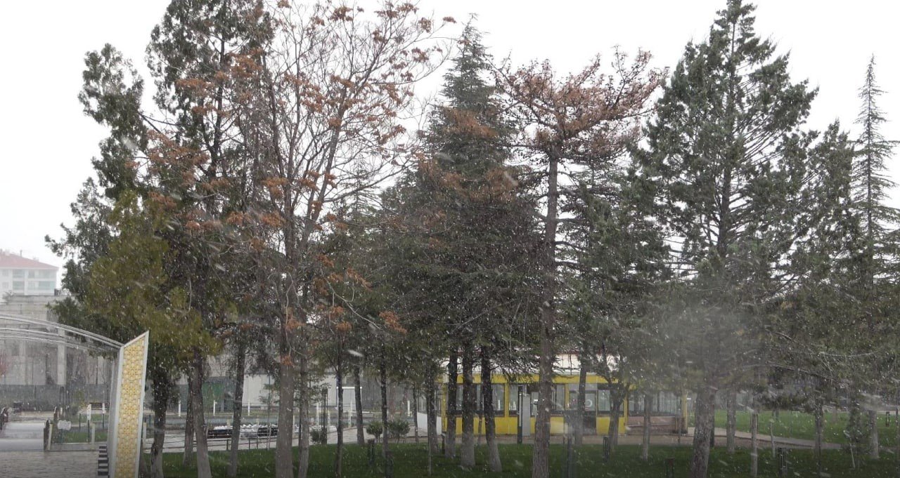 Aksaray’a mevsimin ilk karı yağdı