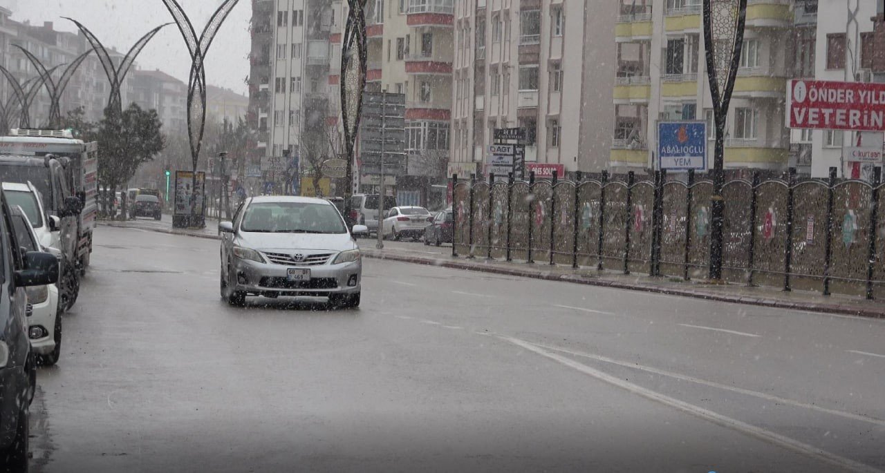Aksaray’a mevsimin ilk karı yağdı