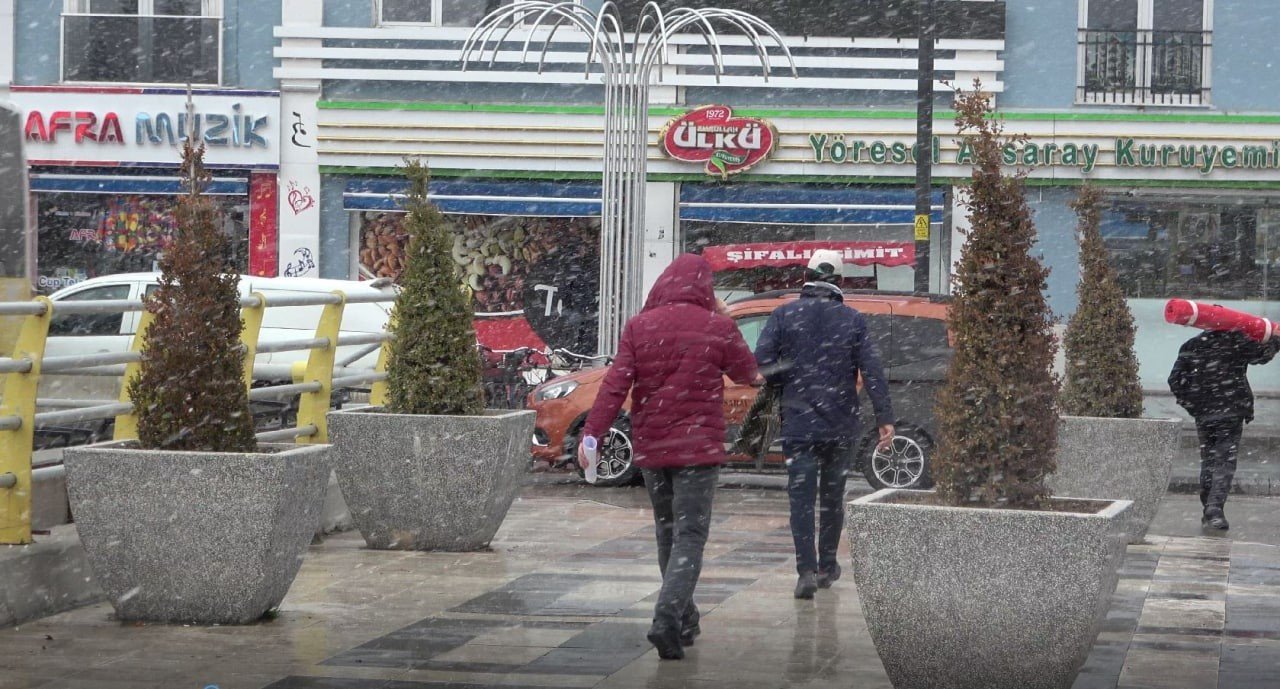 Aksaray’a mevsimin ilk karı yağdı