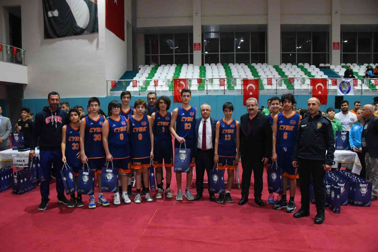 Salihli’de sporun yıldızları ödüllendirildi