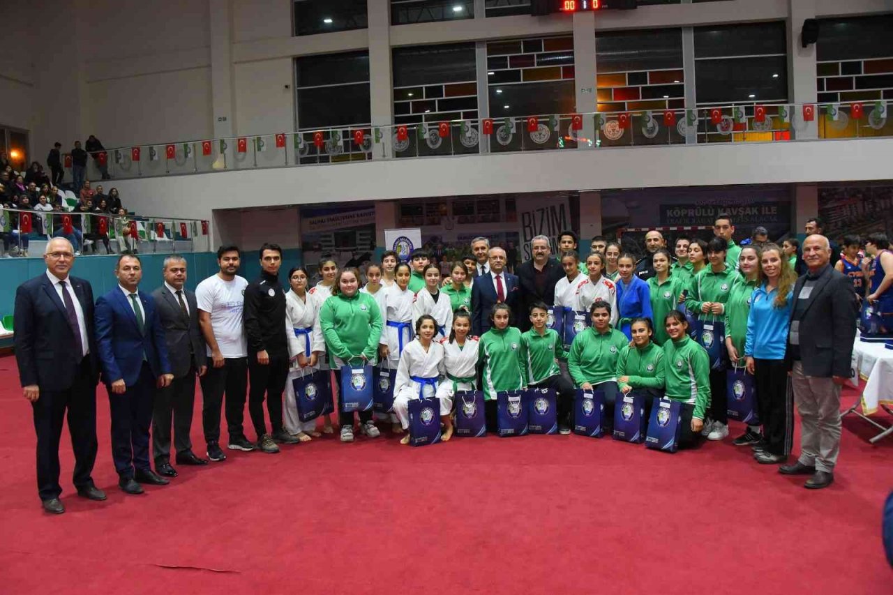 Salihli’de sporun yıldızları ödüllendirildi