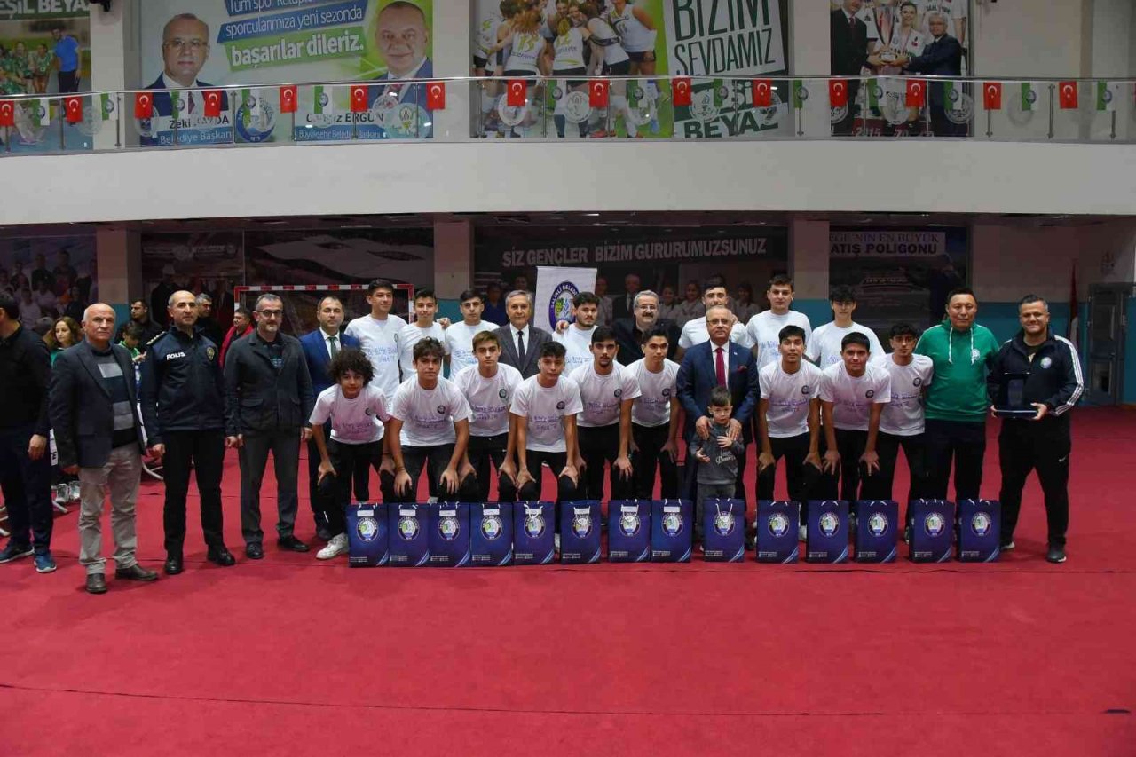 Salihli’de sporun yıldızları ödüllendirildi