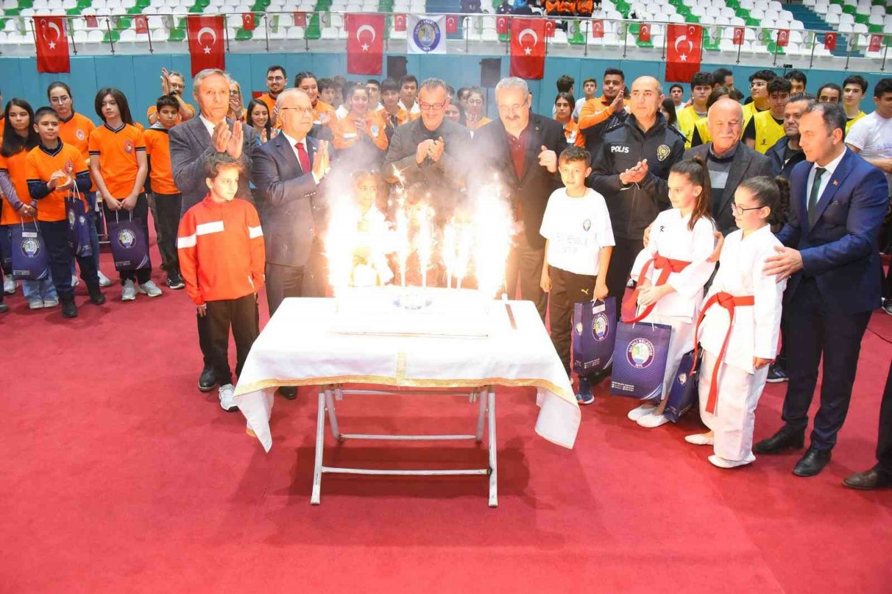 Salihli’de sporun yıldızları ödüllendirildi