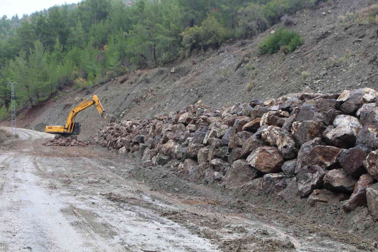 Sugözü Grup Yolu’nda heyelan önlemi