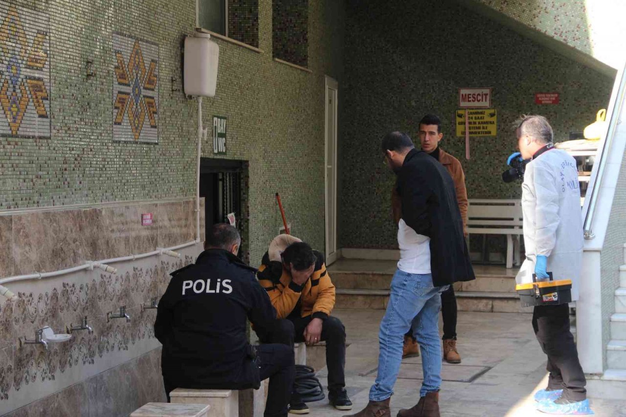 30 yaşındaki genç, cami tuvaletinde ölü bulundu