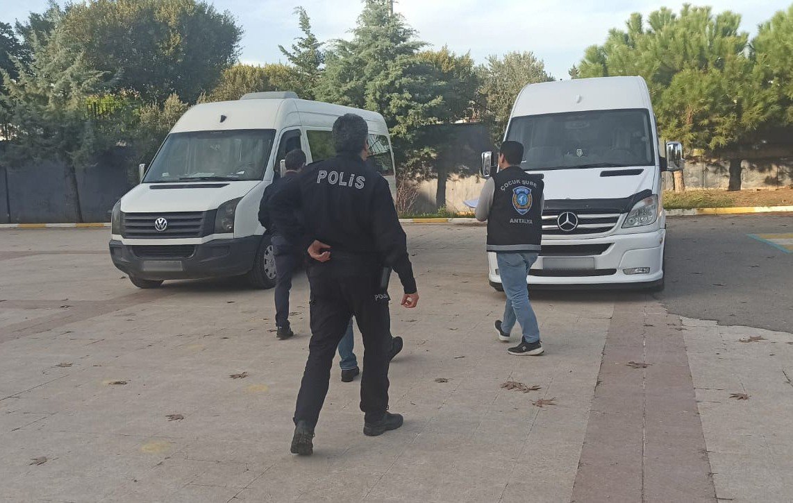 Antalya’da okul çevreleri ve servis araçları denetlendi