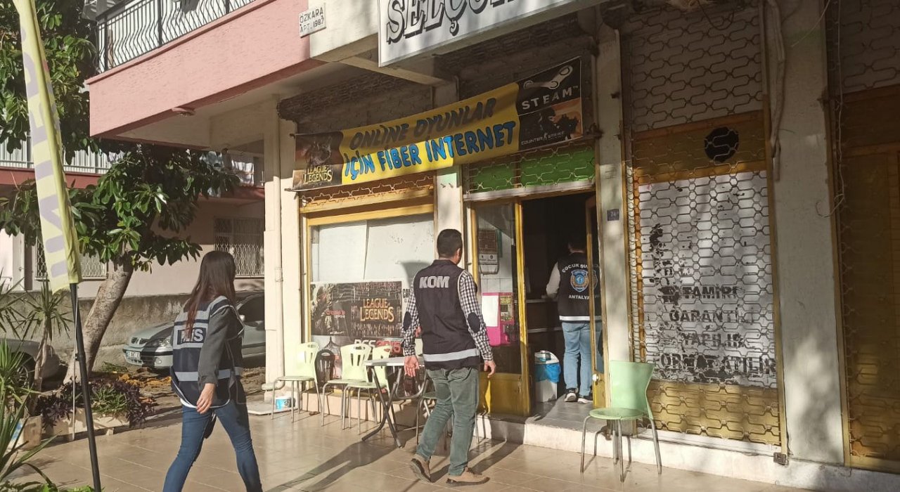 Antalya’da okul çevreleri ve servis araçları denetlendi