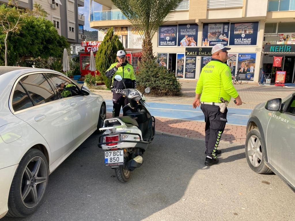 Gazipaşa’da motosikletten düşen Rus turist yaralandı