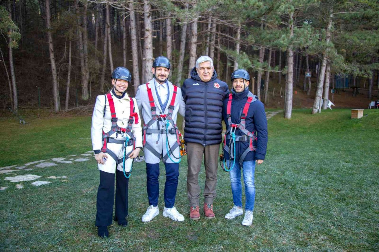 Dünya Şampiyonları termal kasabayı gezdi, zipline yaptı