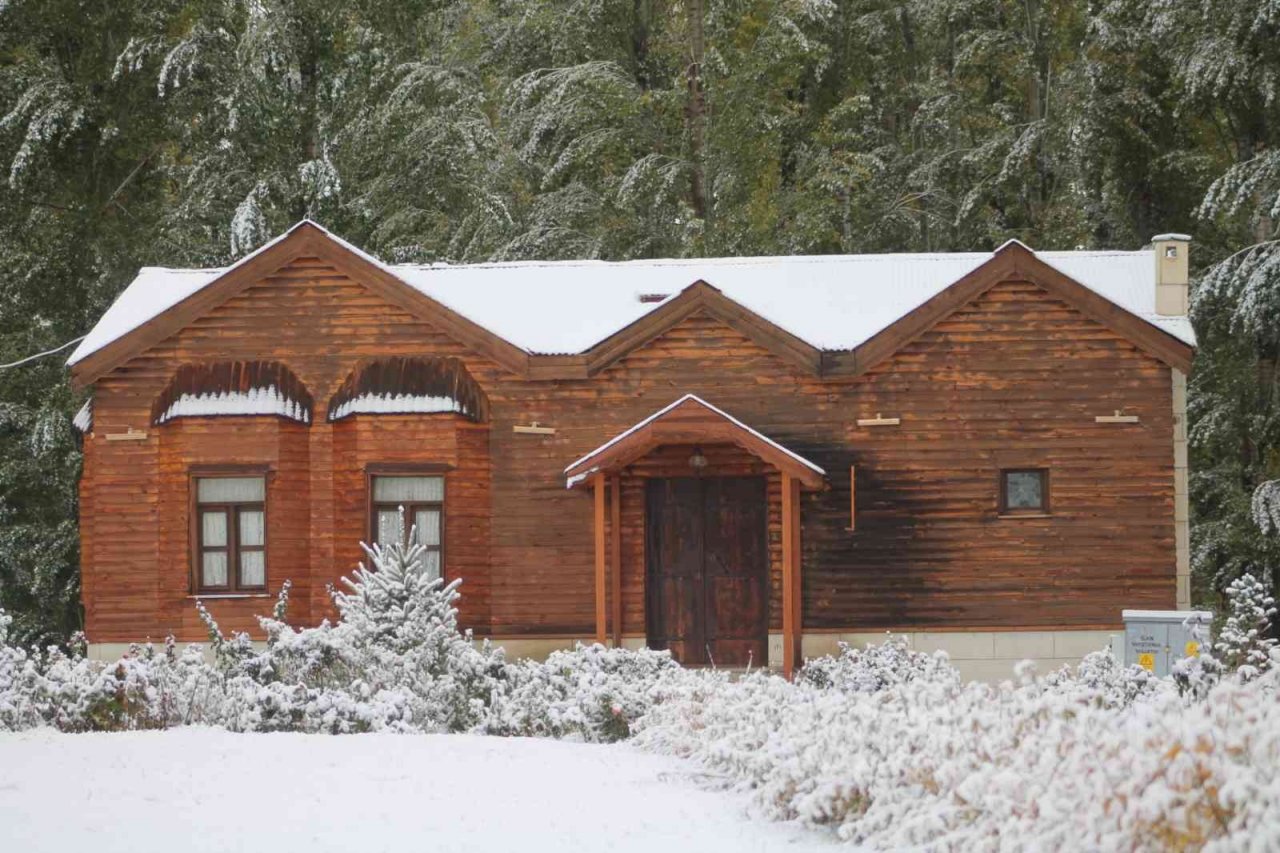 Bayburt merkeze mevsimin ilk karı yağdı