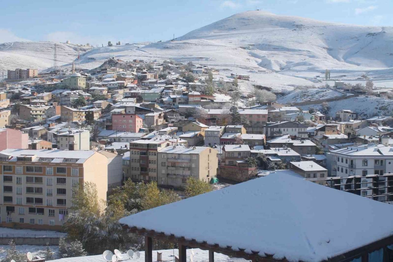 Bayburt merkeze mevsimin ilk karı yağdı