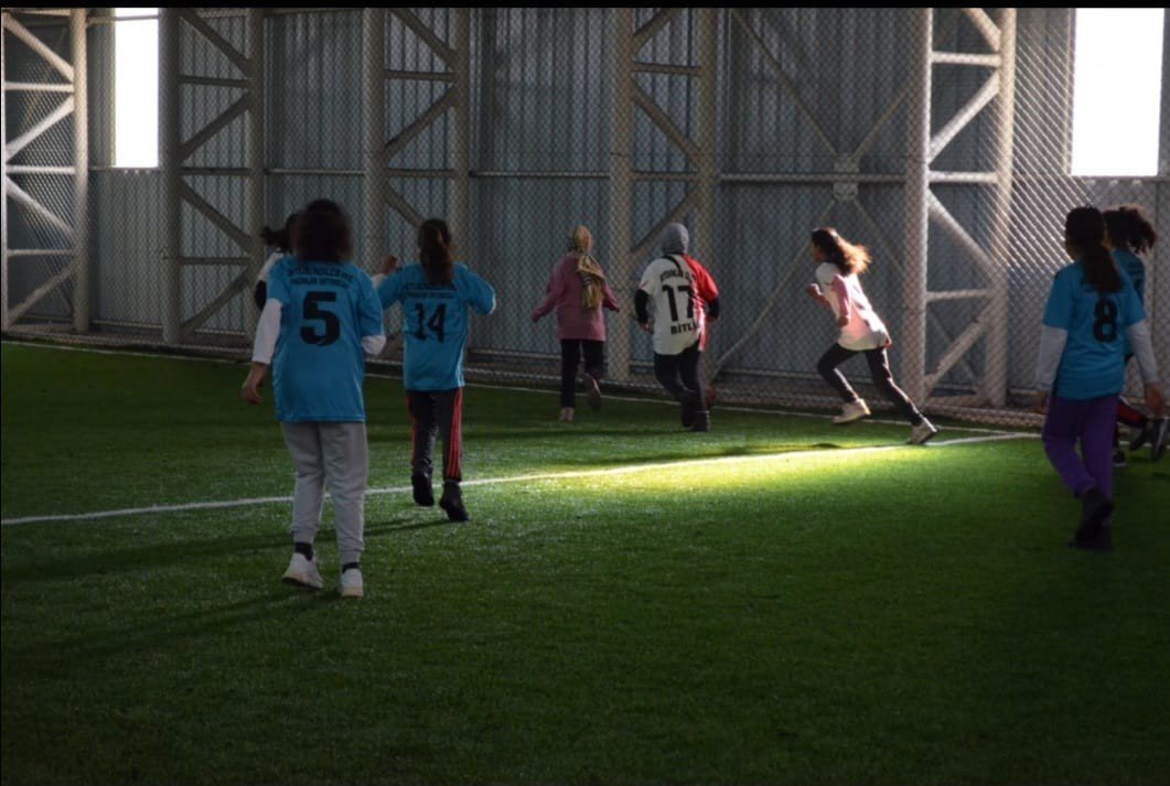 Aydınlar beldesi öğrencileri spor sahasına kavuştu