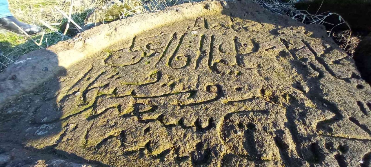 Asırlık Hazır Baba Türbesi göz göre göre yok oluyor