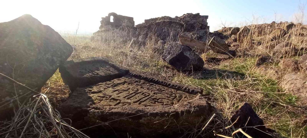 Asırlık Hazır Baba Türbesi göz göre göre yok oluyor