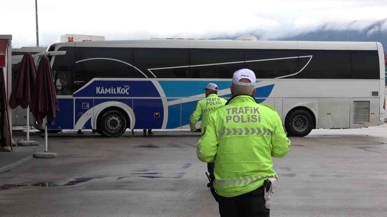 Şehirlerarası otobüs terminalinde kış lastiği denetimi