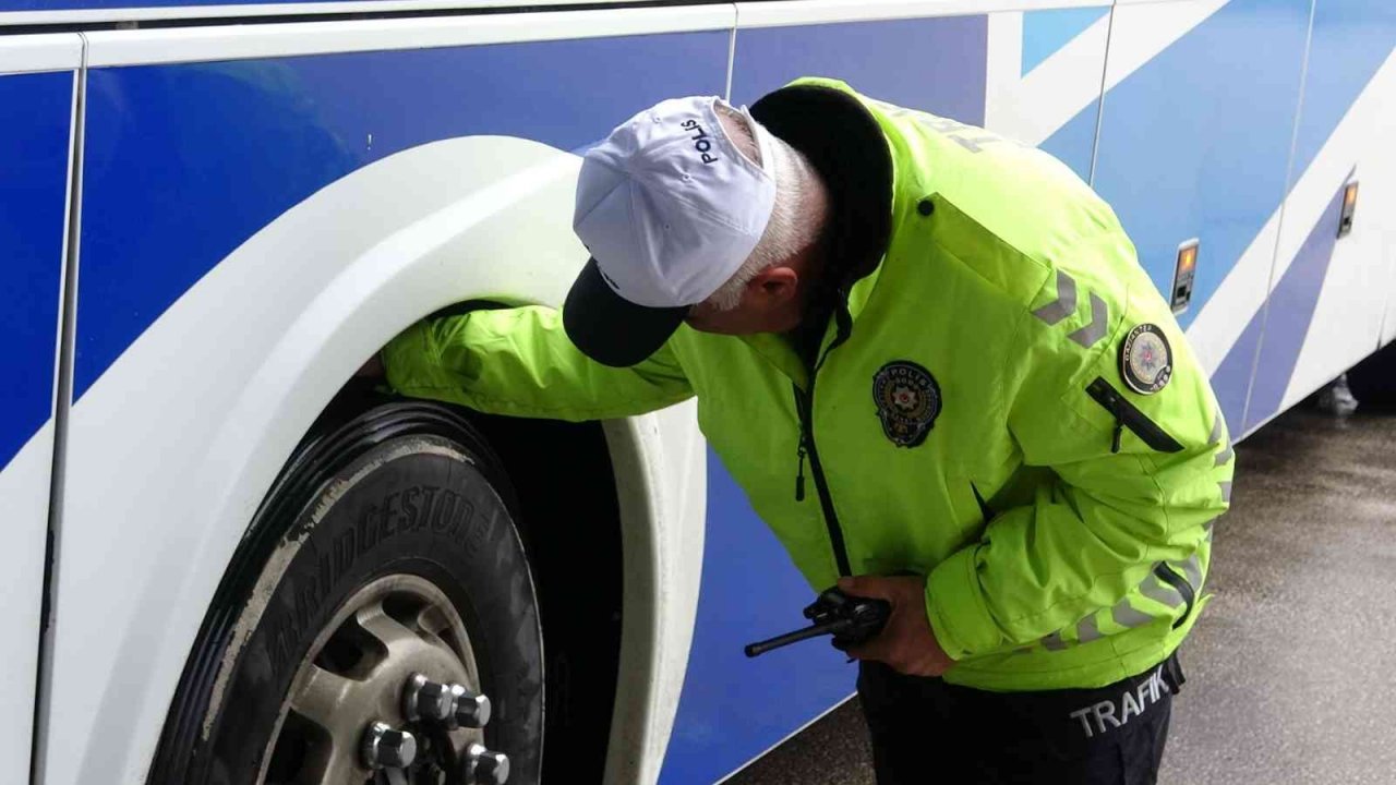 Şehirlerarası otobüs terminalinde kış lastiği denetimi