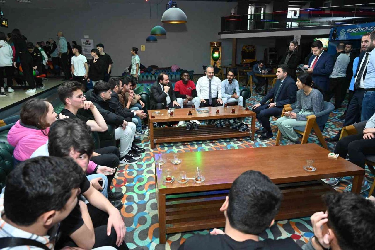 Liseliler bowlingle stres atıyor