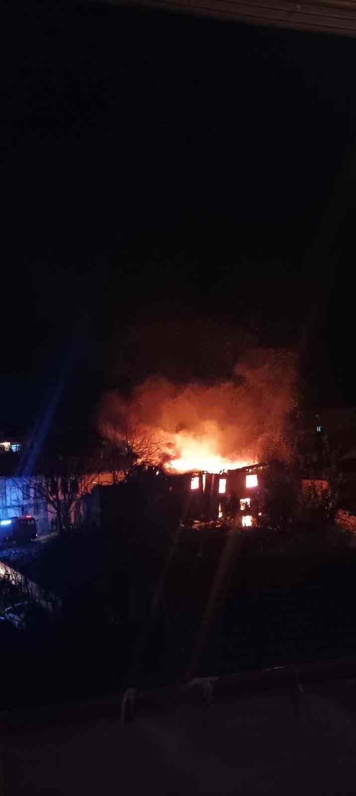 3 katlı metruk binada çıkan yangın geceyi aydınlattı