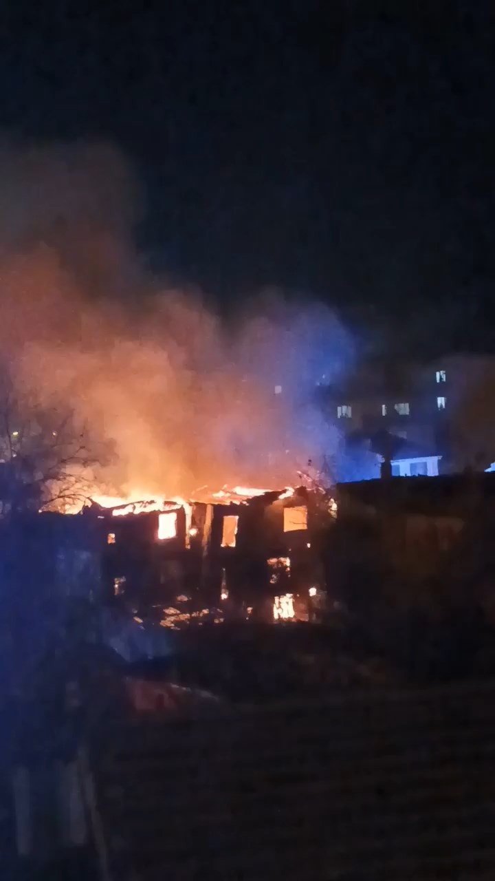 3 katlı metruk binada çıkan yangın geceyi aydınlattı