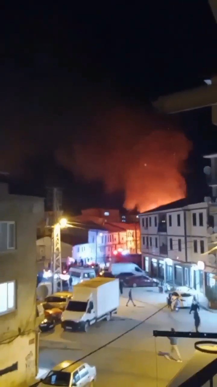 3 katlı metruk binada çıkan yangın geceyi aydınlattı