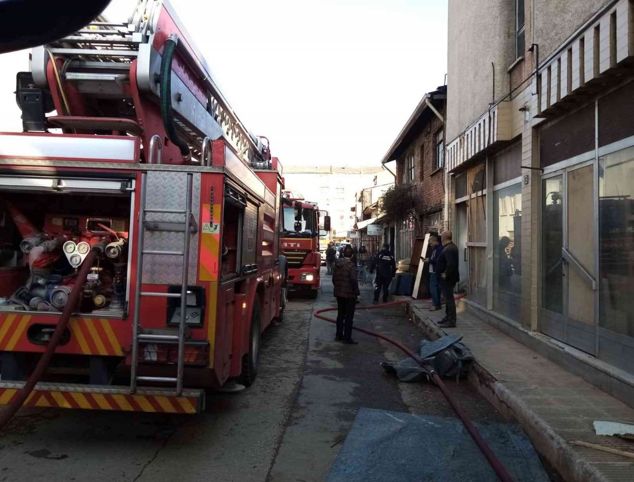 Mobilya imalathanesinde korkutan yangın