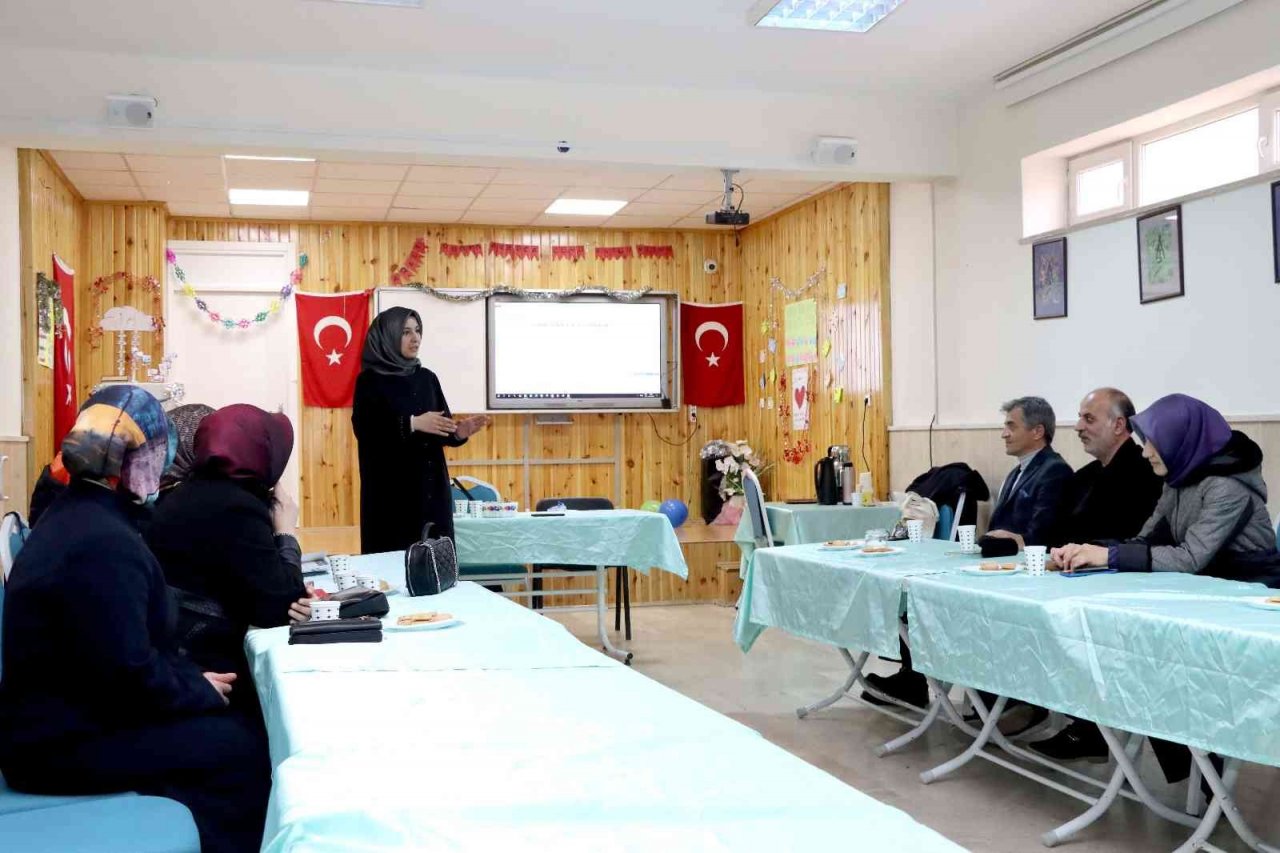 Aile Okulu Projesi’ Sivas’ta da velilerin büyük ilgisini gördü