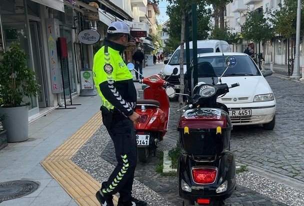 Datça’da trafik ekipleri engelleri kaldırıyor