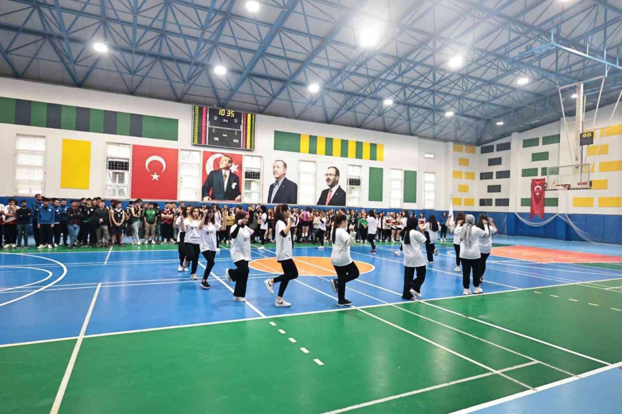 Yurtlarda barınan 585 genç 6 branşta kozlarını paylaşıyor