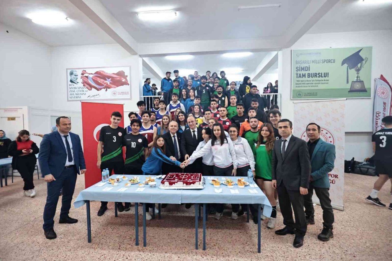 Yurtlarda barınan 585 genç 6 branşta kozlarını paylaşıyor