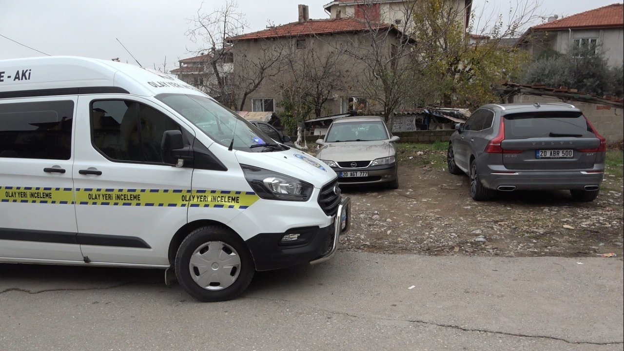 Park halindeki araçlar güpegündüz kurşunladı