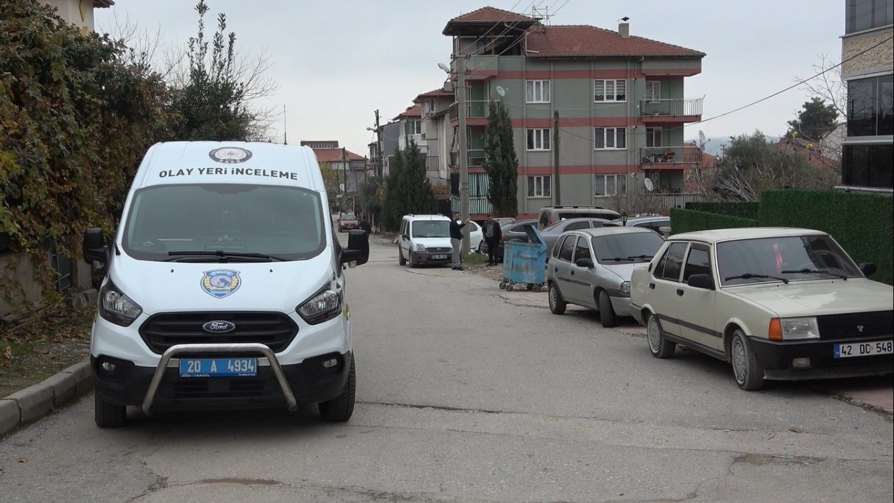 Park halindeki araçlar güpegündüz kurşunladı