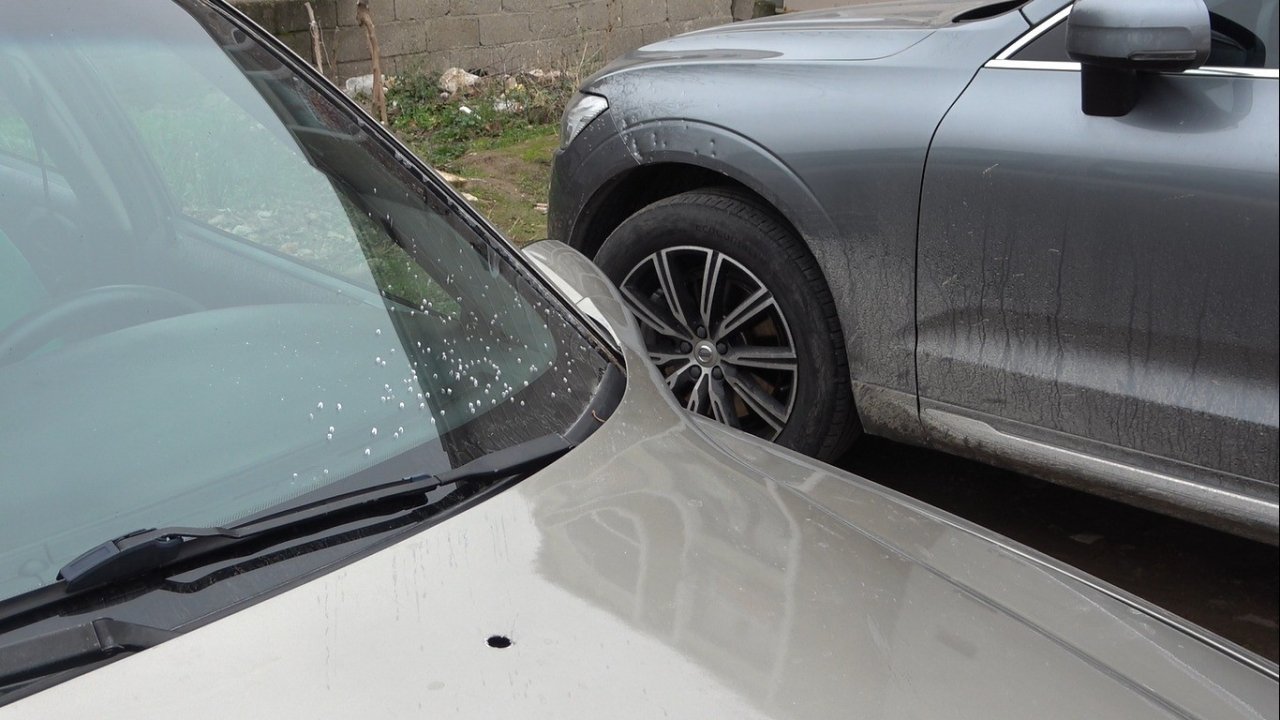 Park halindeki araçlar güpegündüz kurşunladı