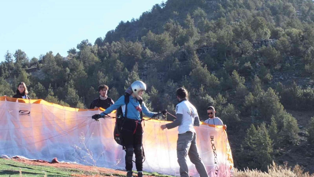 Paraşüt tutkunları Çameli semalarını renklendirdi