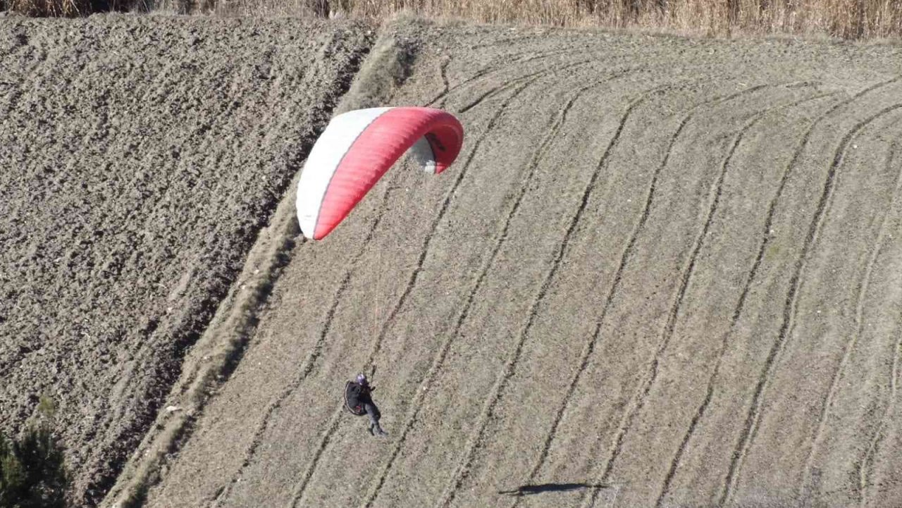 Paraşüt tutkunları Çameli semalarını renklendirdi