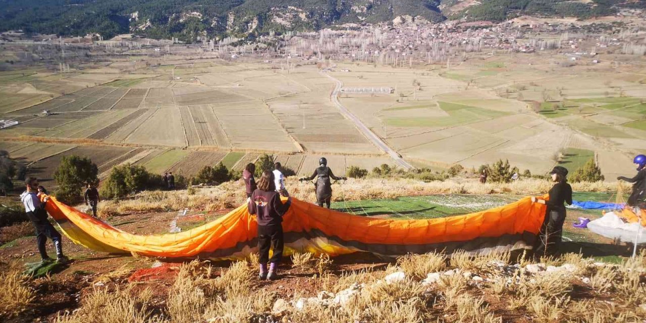 Paraşüt tutkunları Çameli semalarını renklendirdi