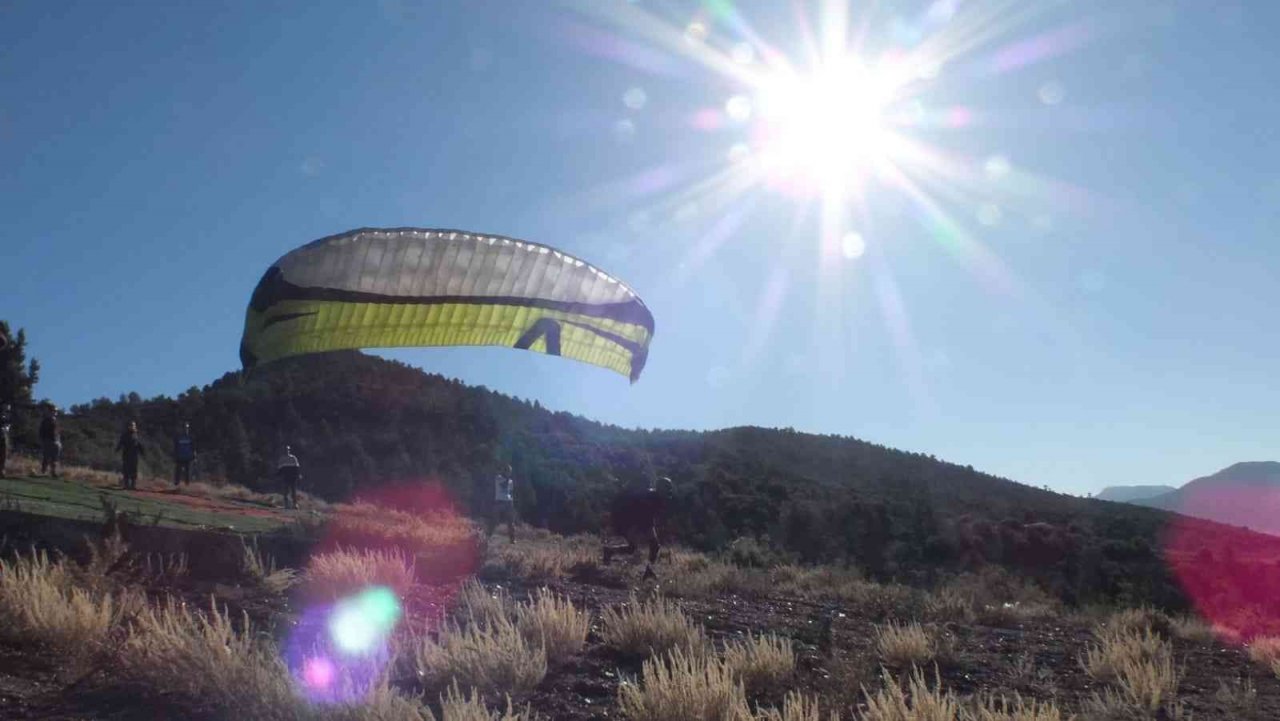 Paraşüt tutkunları Çameli semalarını renklendirdi