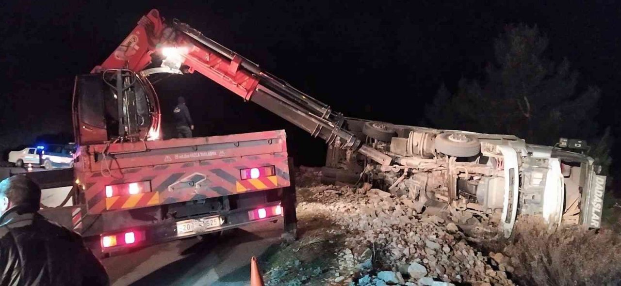 Devrilen tomruk yüklü kamyonun sürücüsü öldü