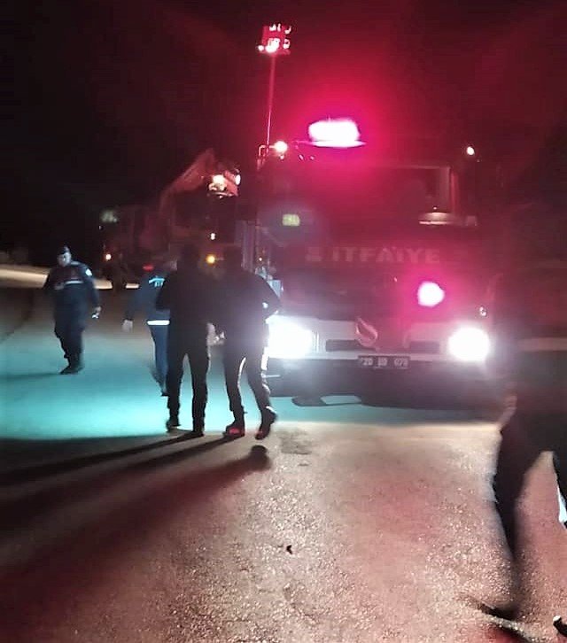 Devrilen tomruk yüklü kamyonun sürücüsü öldü