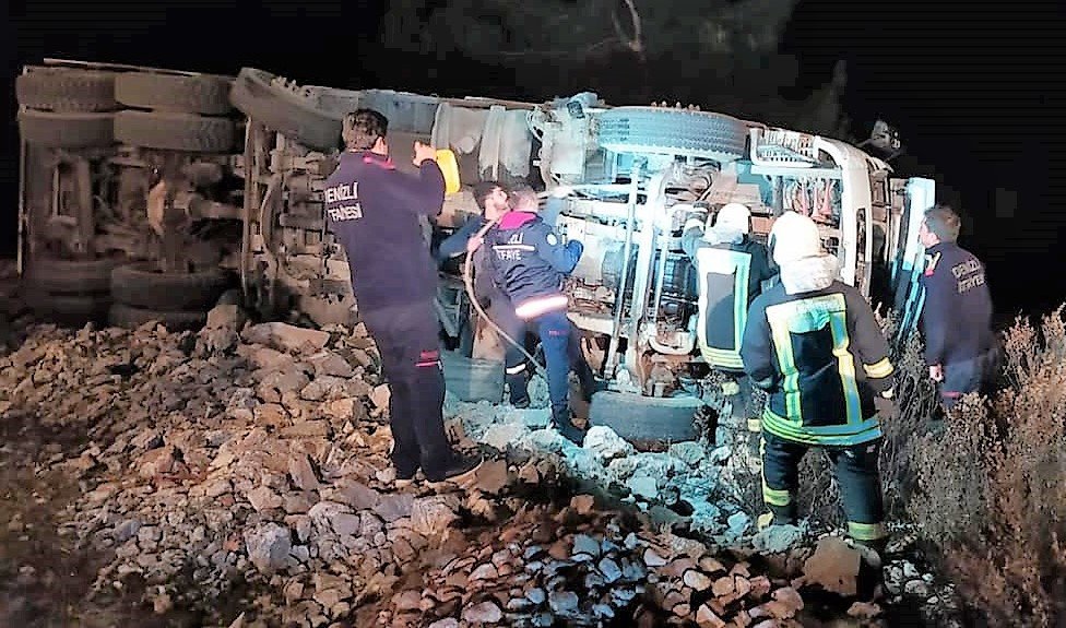 Devrilen tomruk yüklü kamyonun sürücüsü öldü