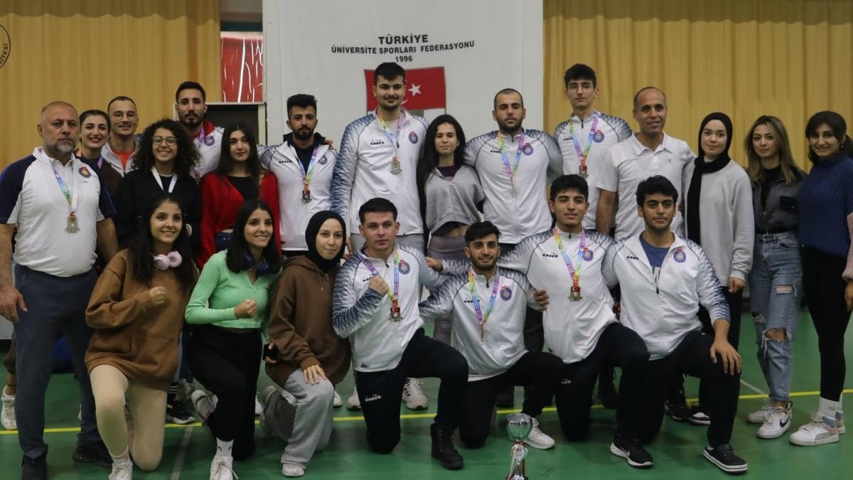 Üniversiteli voleybolcular süper lig için ter döktü