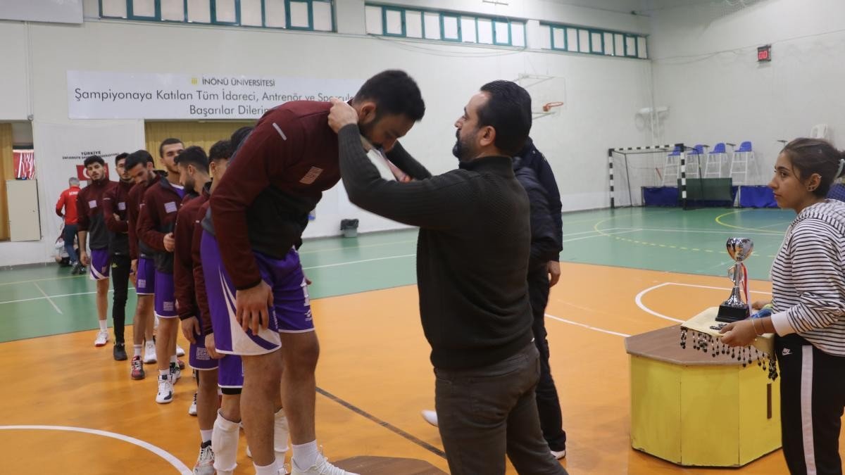 Üniversiteli voleybolcular süper lig için ter döktü