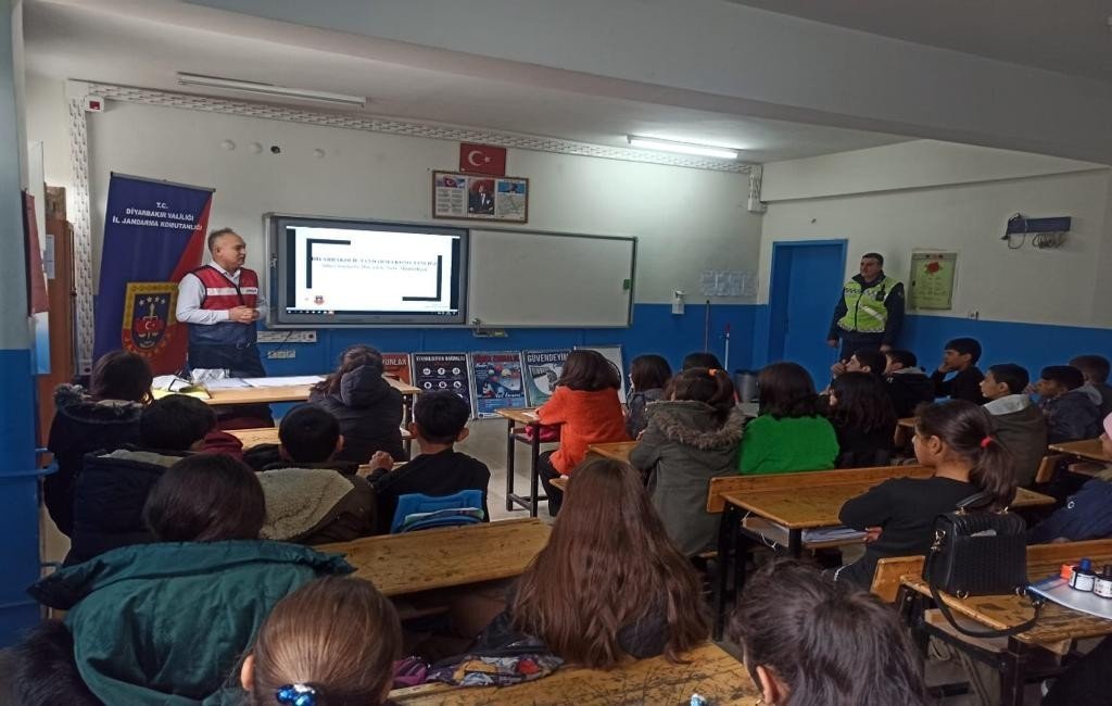 Jandarma, öğrenci ve öğretmenleri siber suçlara karşı bilgilendirdi