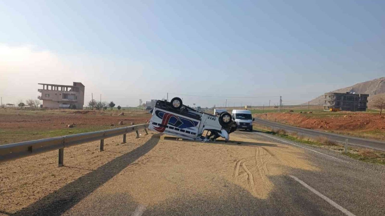 Bariyerlere çarpan kamyonet ters döndü, tahıl yola savruldu