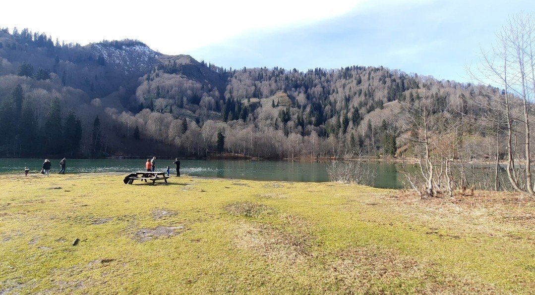 Borçka-Karagöl buz tuttu