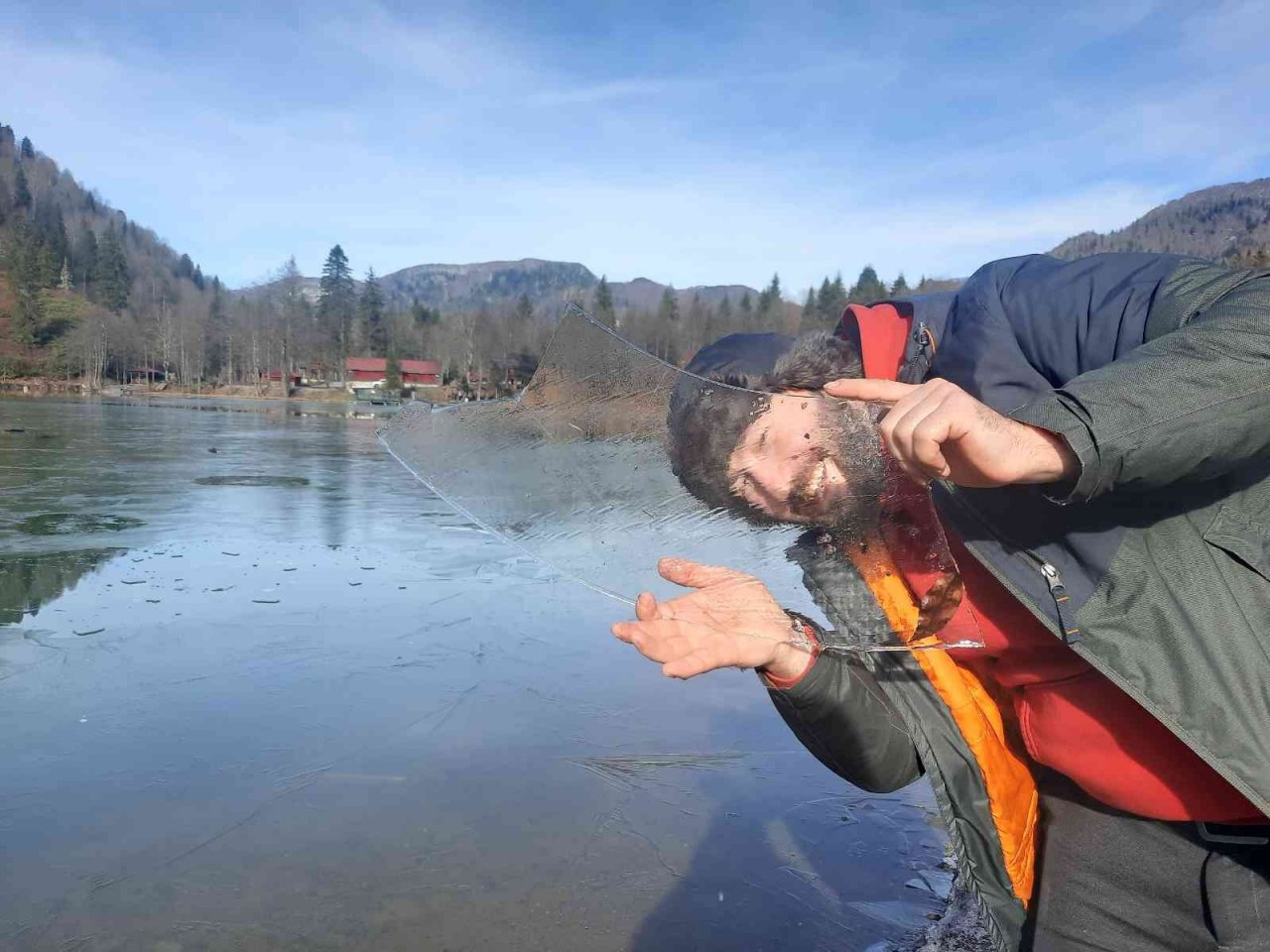 Borçka-Karagöl buz tuttu