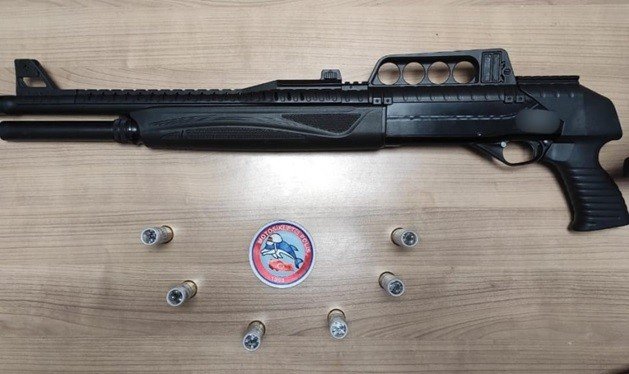 Şüpheli şahısların üzerinden silah, bıçak ve uyuşturucu madde ele geçirildi