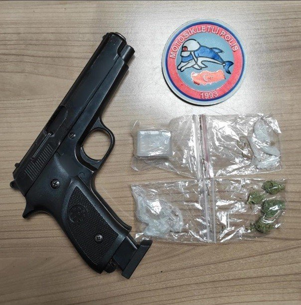 Şüpheli şahısların üzerinden silah, bıçak ve uyuşturucu madde ele geçirildi