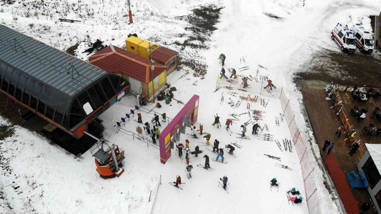 Palandöken’de yerli ve yabancı turistler kayağın tadını çıkarıyor
